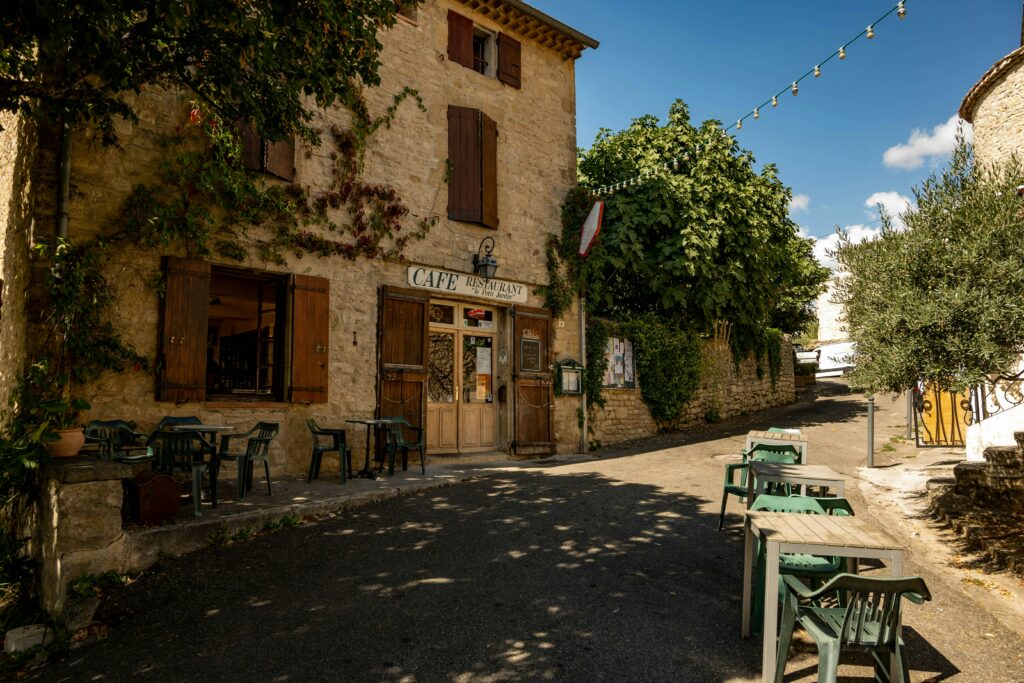 Représentation d'une place dans un village